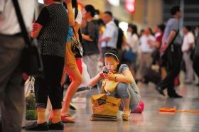 5月26日，武廣高鐵長沙南站，因為高鐵設(shè)備故障，滯留了大量旅客。圖/記者李坤