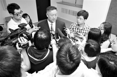 6月5日，商務(wù)部新聞辦公室召開“中歐光伏產(chǎn)品貿(mào)易摩擦”專題發(fā)布會。發(fā)布會結(jié)束后，中國機(jī)電產(chǎn)品進(jìn)出口商會會長張鈺晶接受記者采訪。新京報(bào)記者