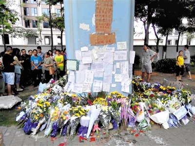 　昨日，廈門市民在BRT的橋墩下放上鮮花悼念逝者。新京報記者 郭鐵流 攝