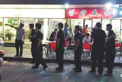 6月13日晚10點，朝陽區(qū)國美第一城附近，一名城管隊員帶領(lǐng)一隊協(xié)管例行巡查街邊大排檔。新京報記者 尹亞飛 攝