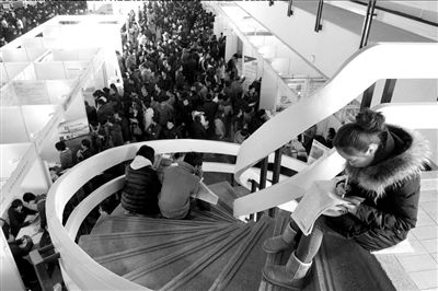 2月23日，北京春節(jié)后首場(chǎng)大型招聘會(huì)在老國(guó)展舉行。（資料圖片）京華時(shí)報(bào)記者張斌攝