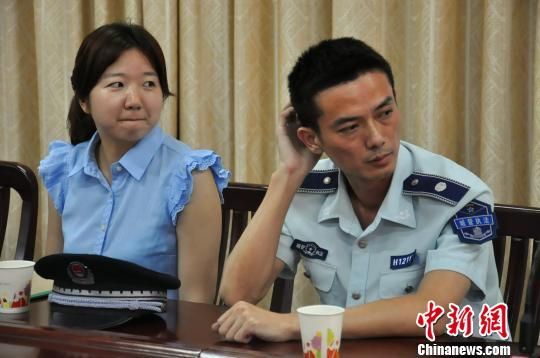 圖為參與“體驗式執(zhí)法”的兩名城管隊員?！埱邸z