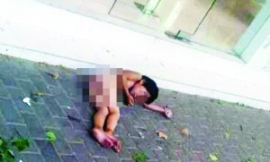 大熱天，小女孩赤身躺在馬路上