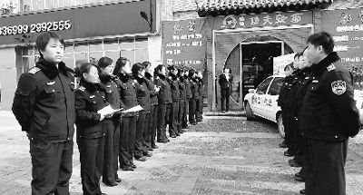 “列隊(duì)執(zhí)法”。