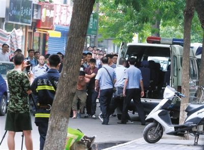 女童安全獲救后，嫌疑人被制服并由民警押出餐館。新華社發(fā)