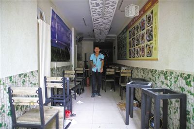 發(fā)生女童劫持事件的面館，事后現(xiàn)場一片狼藉。新京報(bào)記者 周崗峰 攝