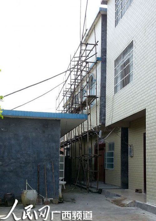 何某某的家門緊鎖，23日晚家人連夜搬家，現(xiàn)在去向不明