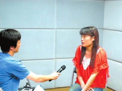 醫(yī)藥代表王慧在接受媒體采訪。記者 袁國禮/攝