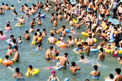 昨日，濟(jì)南市最高氣溫超過37℃，位于市區(qū)黑虎泉畔的泉水浴場免費(fèi)開放。
