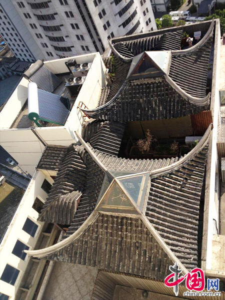 2013年8月14日，江蘇蘇州蘇州市三香大廈高樓18層樓頂東側陽臺上的“蘇州園林”式別墅，兩座涼亭和兩道回廊，飛檐翹角，一派蘇州園林的氣勢。中國網(wǎng)圖片庫李俊鋒攝影