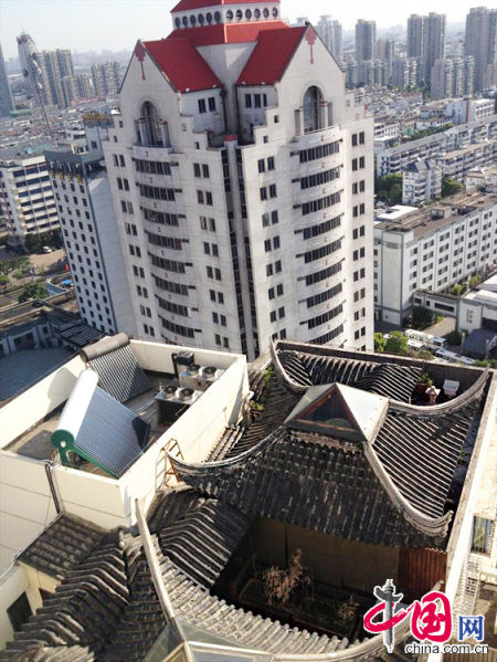 2013年8月14日，江蘇蘇州蘇州市三香大廈高樓18層樓頂東側陽臺上的“蘇州園林”式別墅，兩座涼亭和兩道回廊，飛檐翹角，一派蘇州園林的氣勢。中國網(wǎng)圖片庫李俊鋒攝影