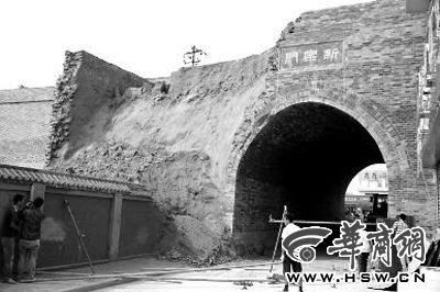 昨日上午9時(shí)左右，工人在倒塌處重新裝上護(hù)欄。實(shí)習(xí)記者 楊虎元 攝