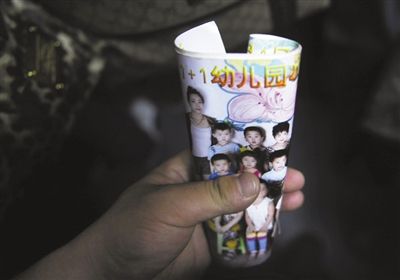 2012年8月1日，事發(fā)幼兒園一受害女童展示班級(jí)合影。