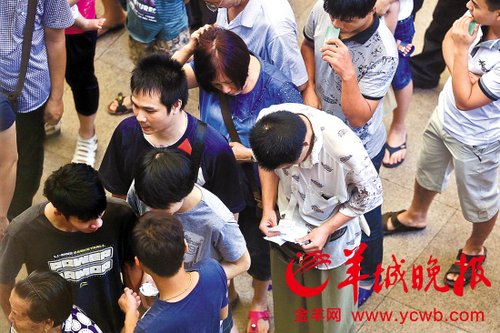 挎腰包的“黃?！狈职l(fā)一輪“任務(wù)”后，自己也開始整理“炒號(hào)”簽條