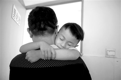 9月6日，“鷹爸”抱著多多去化妝間，準(zhǔn)備錄制節(jié)目。