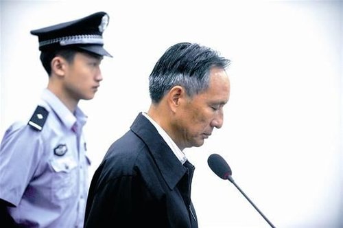 圖為：10日，張曙光在北京市第二中級人民法院接受庭審 新華社發(fā)