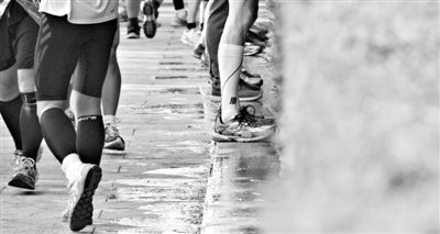 昨日，2013年北京馬拉松，因流動(dòng)廁所和公廁有限，很多選手都“就地解決”，地面上“水”流成河。