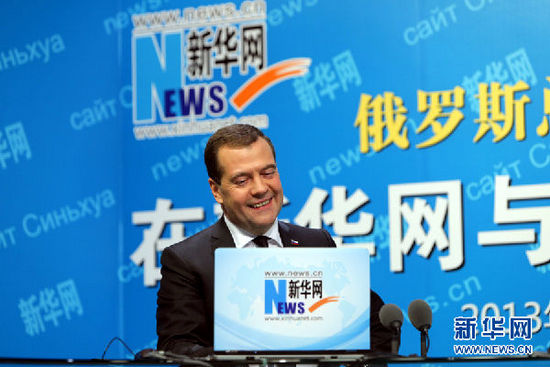 10月22日，俄羅斯總理梅德韋杰夫在新華網(wǎng)與中國網(wǎng)民進(jìn)行在線交流互動。 新華社記者邢廣利攝