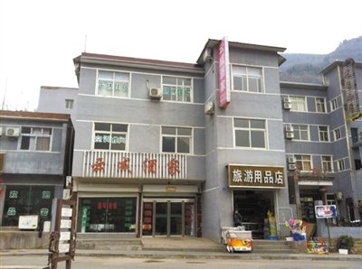 今年，胡萬(wàn)林涉嫌非法行醫(yī)的地點(diǎn)，就在這座農(nóng)家賓館內(nèi)。