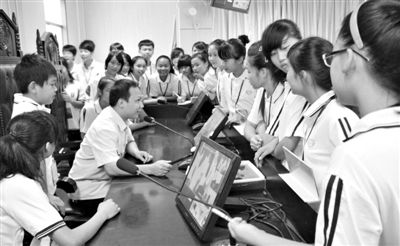 2013年5月30日，結(jié)合當前國內(nèi)民眾普遍關注的“校長開房”、“強奸猥褻”等事件，廣西上思縣人民法院邀請中小學生到法院觀摩案件的庭審，提高他們的守法、維權(quán)意識。圖/IC