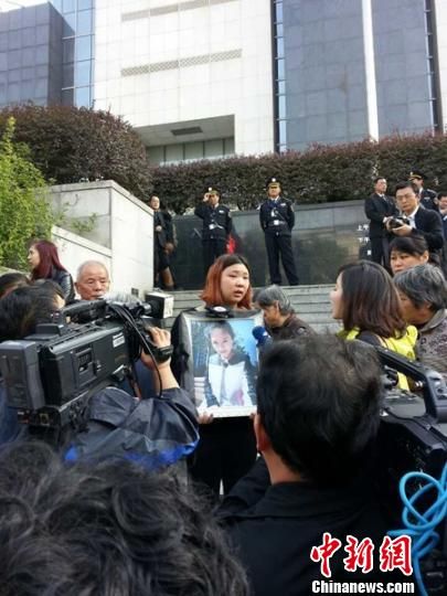 法院外，死者祁某的家人正在接受媒體采訪。 田雯 攝