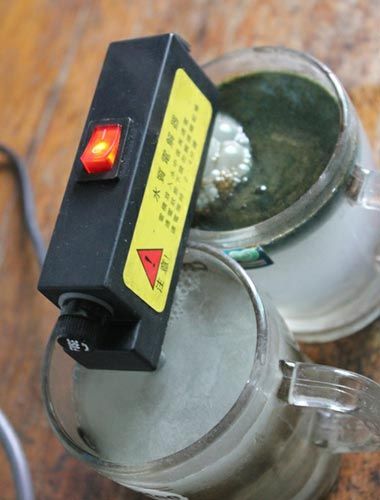 試驗后的水對比，工程供水變成了墨綠色