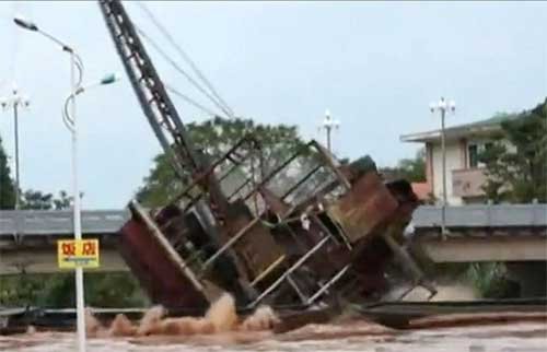 抽砂船卡在橋下。