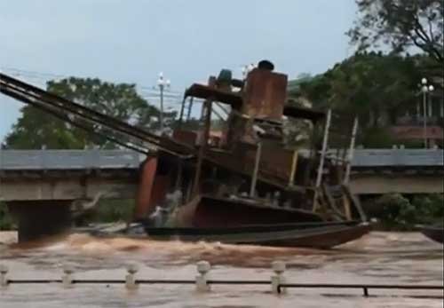 抽砂船卡在橋下。