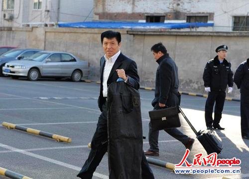 庭審當日，李某某辯護律師張起淮匆匆趕到北京市一中院    人民網(wǎng)記者 翁奇羽攝