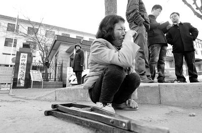 從法院出來(lái)以后，家屬和律師正在商量案情，夏鳳各在旁想著想著忍不住哭起來(lái)