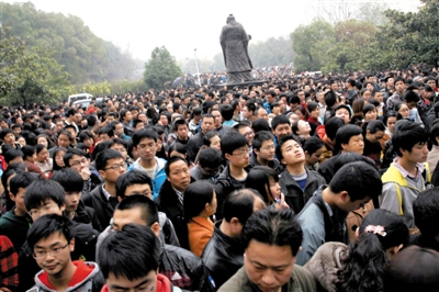 去年3月16日，武漢華中科技大學，“北約”、“華約”、“卓越”聯(lián)盟自主招生選拔考試湖北考點，考生等待進場。 圖/CFP