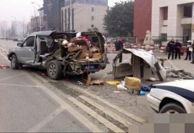 一輛越野車在車禍中受損嚴(yán)重。圖據(jù)網(wǎng)絡(luò)