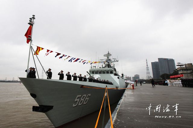 1月8日，某新型導(dǎo)彈護(hù)衛(wèi)艦吉安艦入列海軍東海艦隊(duì)命名授旗儀式現(xiàn)場。新華社發(fā)
