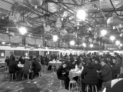 村主任孫女滿月宴席上，坐滿了前來(lái)道賀的村民。京華時(shí)報(bào)記者陶冉攝