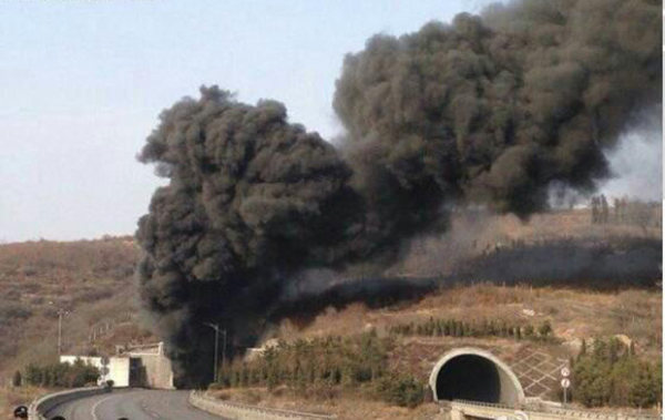 3月1日14時50分，山西，晉濟高速巖后隧道內(nèi)一輛拉煤車和一輛載有液態(tài)甲醇的車輛相撞爆炸。