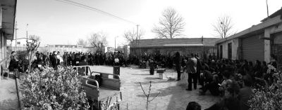 昨天下午，杜家疃村委會原文書李榮茂，向村民介紹當天上午與街道辦溝通的情況。京華時報記者 懷若谷 攝