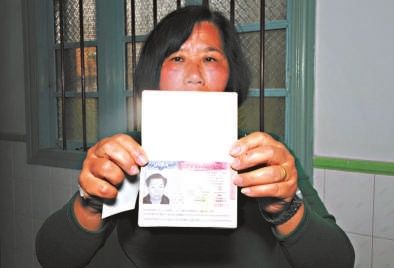 鄭修院的妻子拿著丈夫的護(hù)照，赴美簽證已經(jīng)辦好