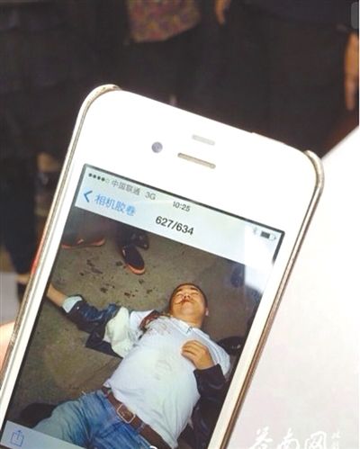 4月19日上午，目擊者拍到的黃祥拔被打現(xiàn)場(chǎng)圖片。網(wǎng)絡(luò)截圖