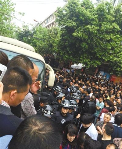 4月19日，蒼南縣靈溪鎮(zhèn)城管打人事件現(xiàn)場(chǎng)。網(wǎng)絡(luò)截圖