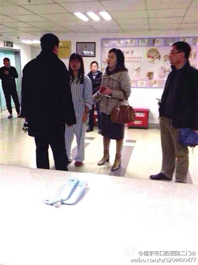 事發(fā)現(xiàn)場(chǎng)，打人者袁亞平(右二) (資料圖)