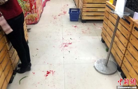   5月8日上午8時(shí)10分左右，江西省撫州市黎川縣日峰鎮(zhèn)家家樂超市發(fā)生一起持刀傷人案件。