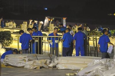 昨晚，工作人員正在為金水橋安裝金色護(hù)欄。京華時報記者潘之望攝