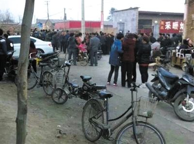 　11月9日下午，暴力催債的社會(huì)人員持械進(jìn)入獻(xiàn)縣安莊后，村民們聚集在一起準(zhǔn)備反抗。村民供圖