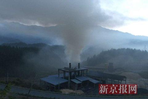 污染企業(yè)排放煙塵。當(dāng)?shù)鼐W(wǎng)友供圖