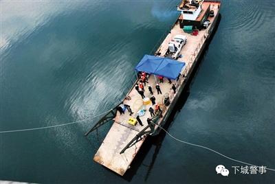 為搜尋深水沉尸，杭州警方租用的船只在水面作業(yè)。本版圖片/杭州警方提供