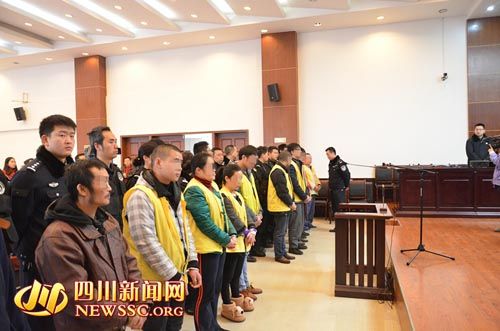 胡寶寶（右四）等接受集中宣判。