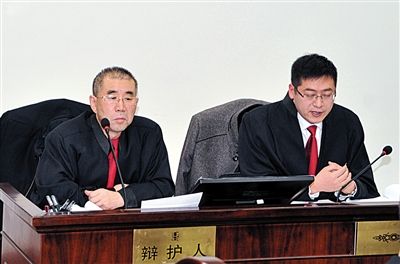 1月5日，呼市中院審理趙志紅案。律師謝飛（左）和張瑞軍（右）出庭為趙志紅辯護(hù)。