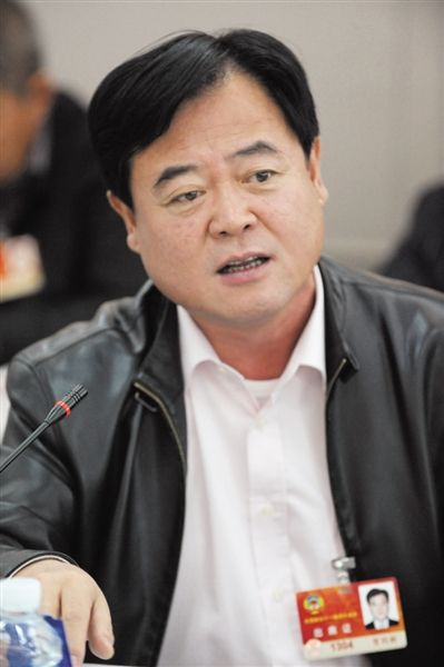 　政協(xié)委員、中國通用技術(shù)集團董事長賀同新稱，按照2014年的數(shù)字，他的薪水下降了近50%。圖/CFP