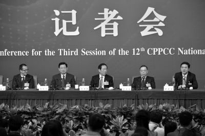 昨日，政協(xié)十二屆三次會議舉行記者會，五位嘉賓回答中外記者提問。京華時報(bào)記者王海欣攝