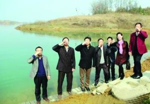 活動儀式現(xiàn)場，一眾人舀起漳河水直接喝下